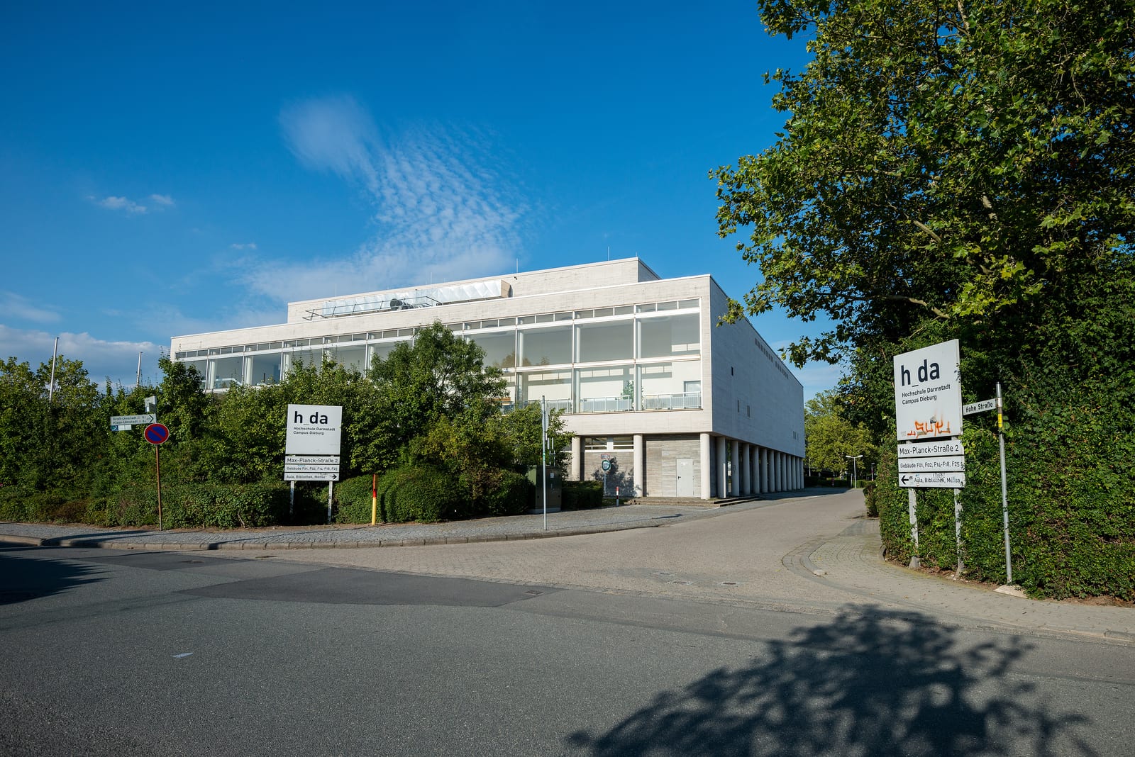 Einfahrt zum Campus Dieburg der h_da
