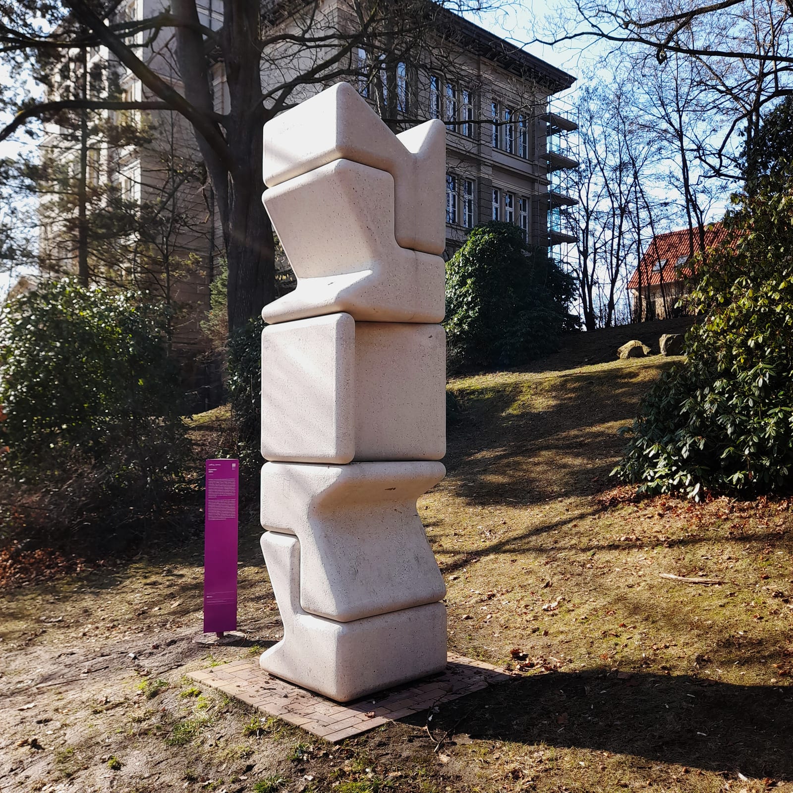 Skulptur Cumulus auf dem Campus der Hochschule Mittweida