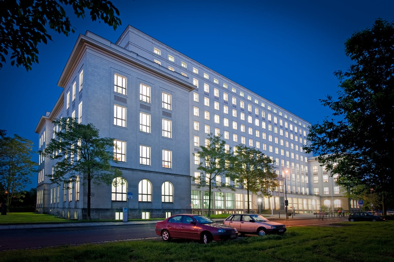Blick auf das nächtlich beleuchtete Zentralgebäude (Z Gebäude) auf dem Campus Friedrich List Platz
