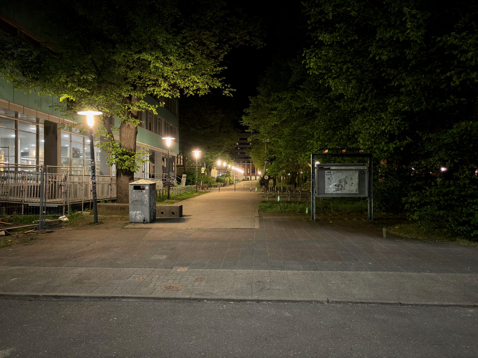 Karlsruhe at night – Karlsruher Institut für Technologie, Wilhelm-Nusselt-Weg entrance from Kaiserstraße