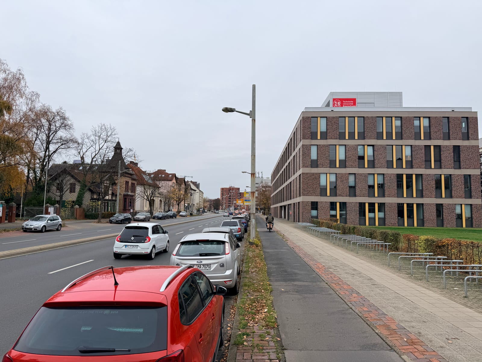 Im Vordergrund das BICS-Gebäude der TU Braunschweig und im Hintergrund die Straße Rebenring