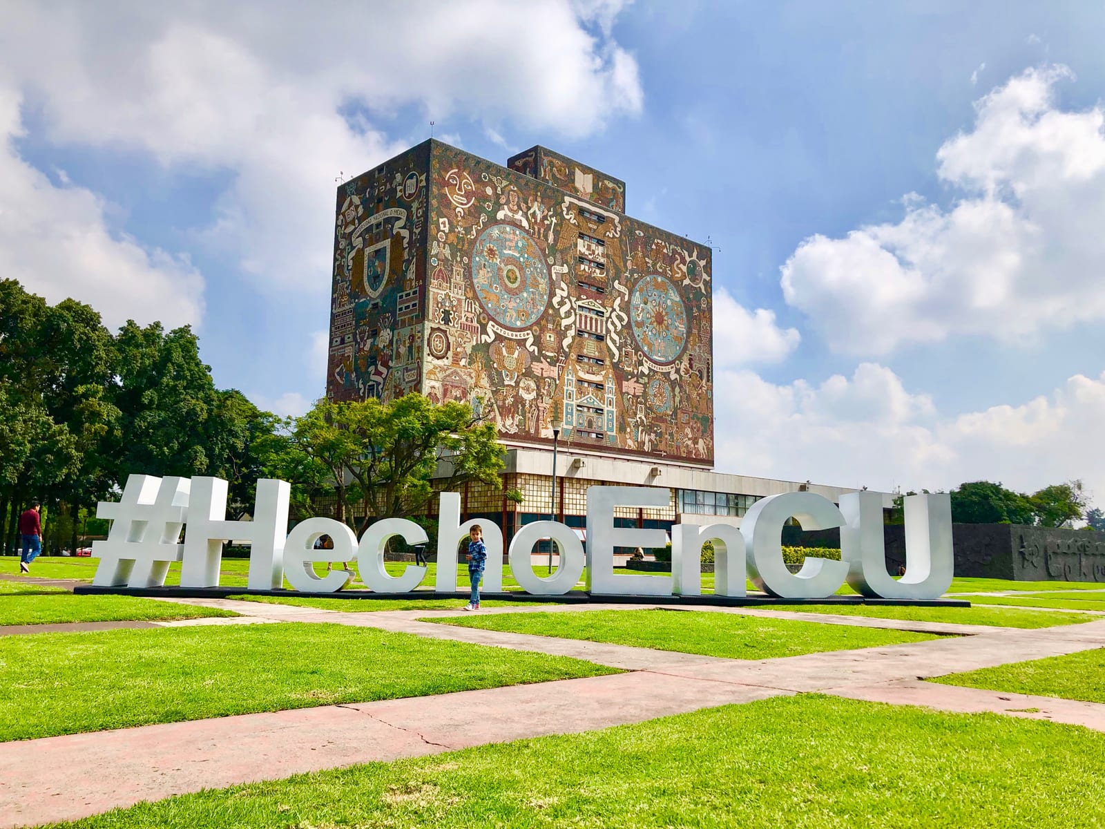 Exterior de la Biblioteca Central de la Universidad Nacional Autónoma de México (UNAM), con letras Hashtag #HechoEnCU Ciudad de México, México,